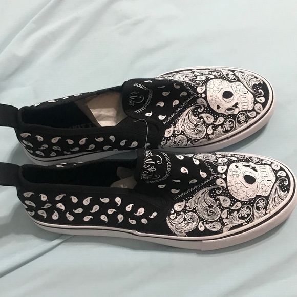 Skull throw on shoes from hot topic - Picture 1 of 7